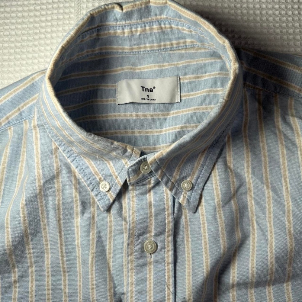 Women's Aritzia TNA blue and beige striped button-up shirt in size S - Picture 2 of 3